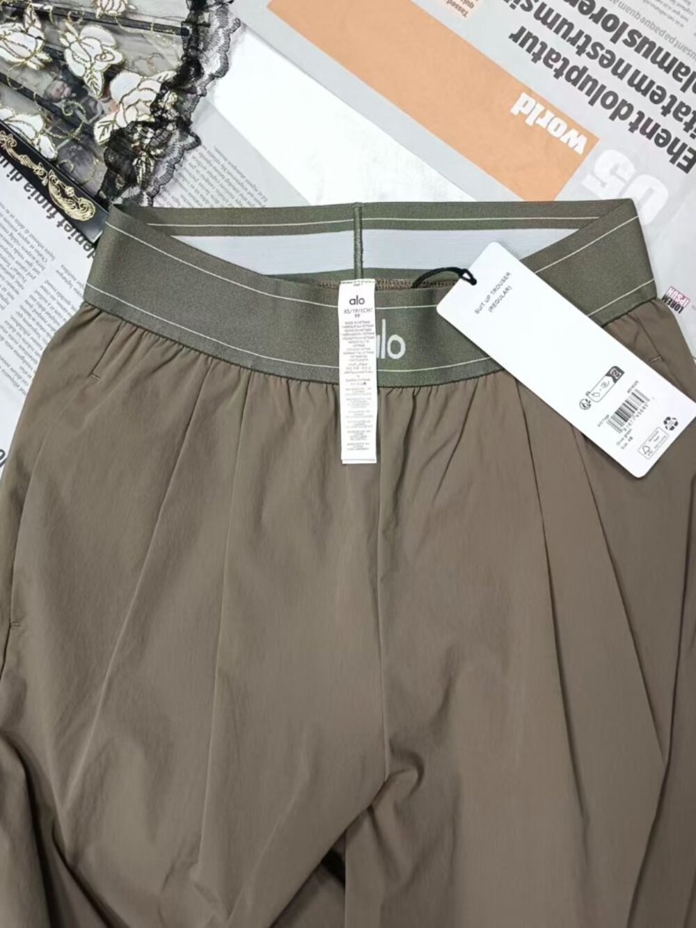 🎄Alo Yoga Suit Up Trouser Olive🧶Loose Fit | Elastic Waistband Casual Luxury - Picture 3 of 8